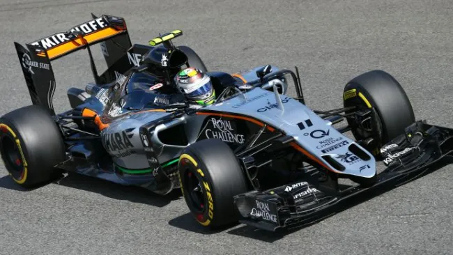 Checo Pérez, en su auto durante el GP de Italia 