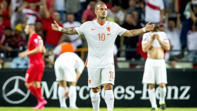 Sneijder se molesta tras un gol de Turquía