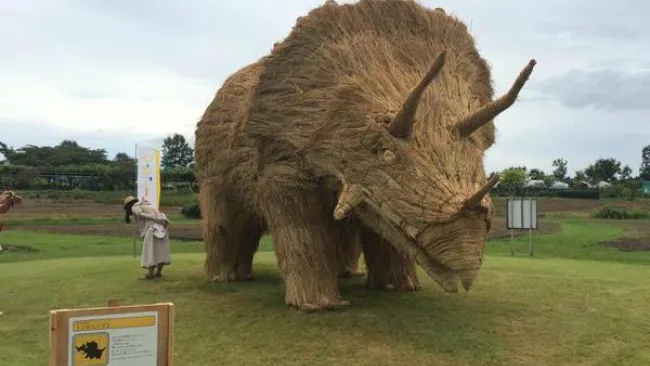 Un tiranosaurio rex de paja