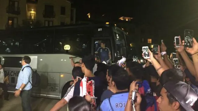 El camión de Argentina llega en medio de los seguidores