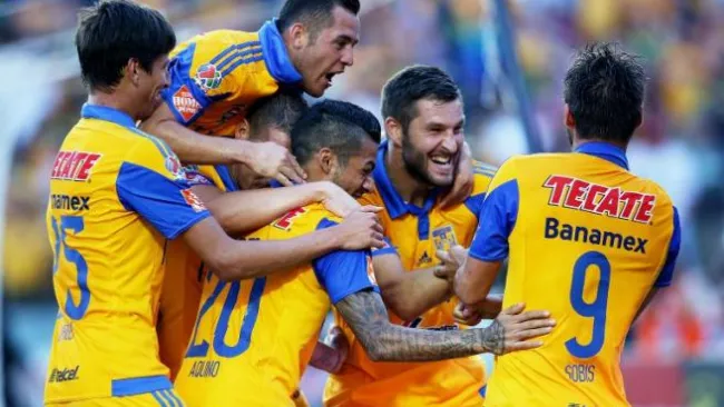 Jugadores de Tigres celebran un gol en un partido de Liga MX