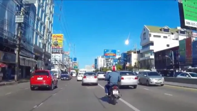 El meteorito observado desde la cámara de un habitante tailandés