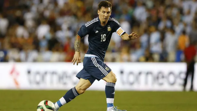 Messi busca recibir el balón en amistoso con Argentina