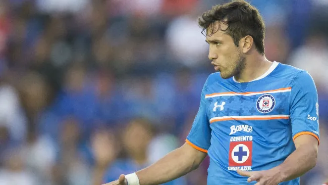 Amione disputa un juego con Cruz Azul