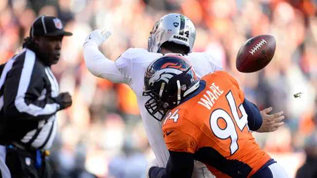 DeMarcus Ware taclea a un jugador de Raiders