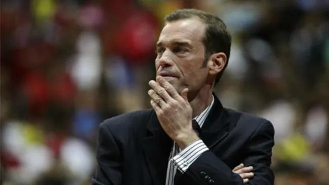 Néstor García observa un juego de su equipo