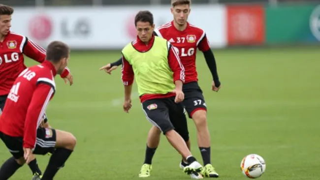 Chicharito, en un entrenamiento del Bayer Leverkusen
