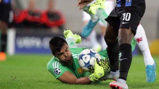 Sergio Romero roba el esférico a un delantero rival