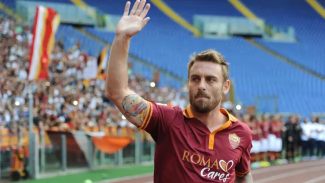 De Rossi saluda en un juego de la Roma