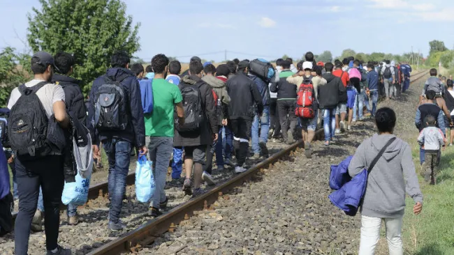 Refugiados en Hungría camina sobre vías
