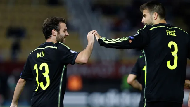 Juan Mata celebra el gol español con Piqué
