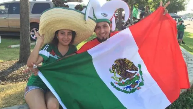 Aficionados muestra bandera de México, en Dallas