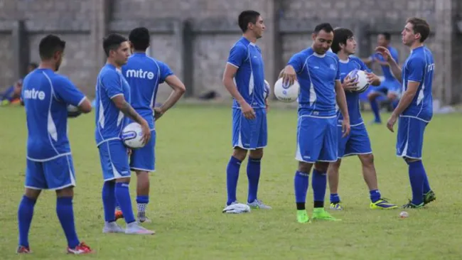 Jugadores salvadoreños durante una práctica