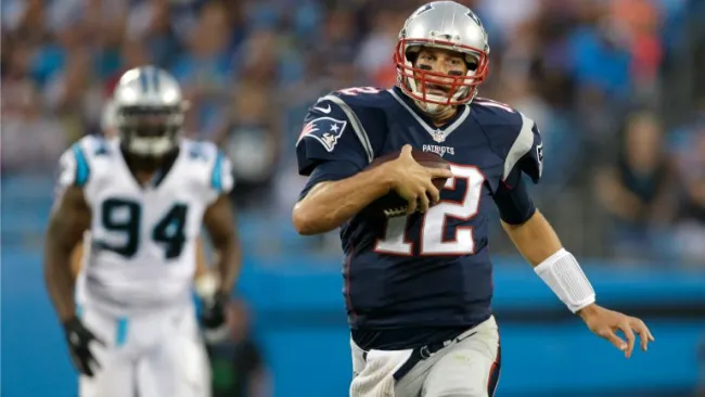 Brady se escapa con el balón en partido de pretemporada