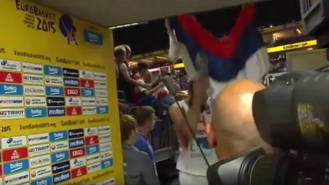 Mirotic rompe la bandera de Serbia