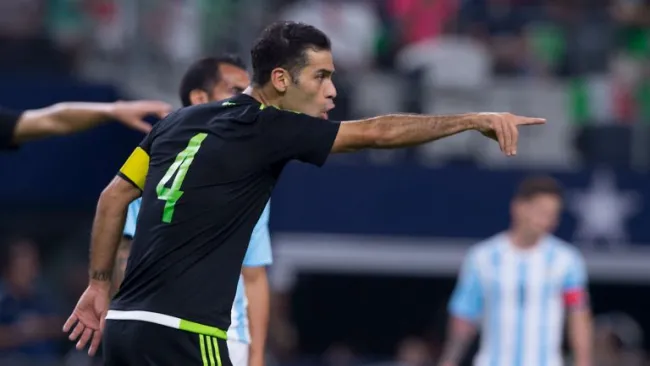 Rafa da indicaciones a sus compañeros