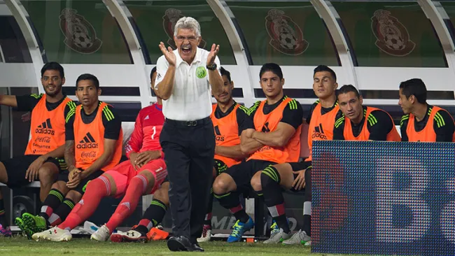 Una de las rabietas de Ferretti en el partido contra la Albiceleste