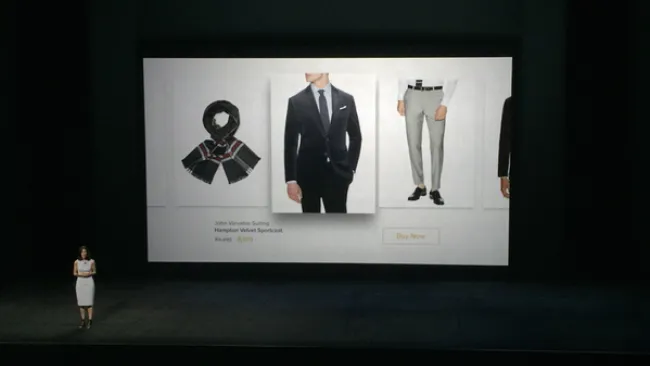 Momento en que se realiza la presentación de las compras online en la Apple TV