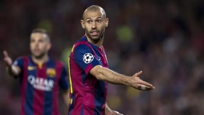 Mascherano reclama una acción en juego del Barcelona 