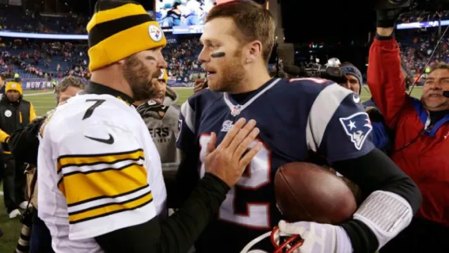 Roethlisberger y Brady se saludan tras un partido