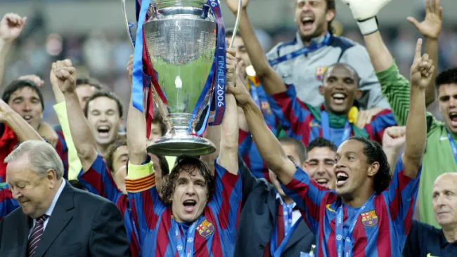 Puyol y Ronaldinho festejan al conquistar la Champions