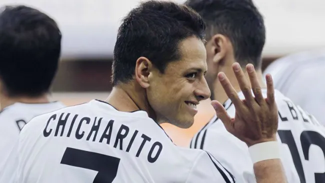 Chicharito saluda con la playera de Bayer