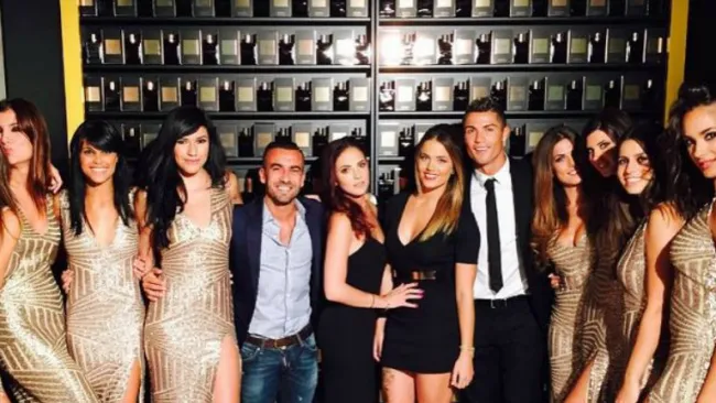 CR7 junto a modelos en la presentación de su perfume