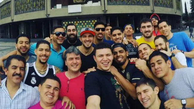 Los jugadores de la Selección de basquetbol en la Basílica