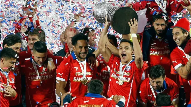 Jugadores chilenos festejan con la Copa América