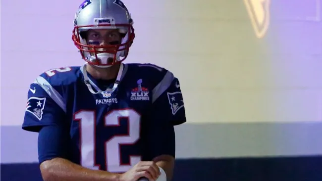 Brady ingresa al campo para el partido contra Acereros