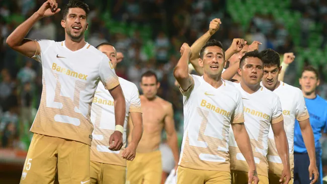 Jugadores de Pumas celebran victoria frente a Santos
