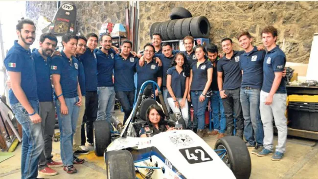 Los alumnos de la UNAM junto al auto de carreras