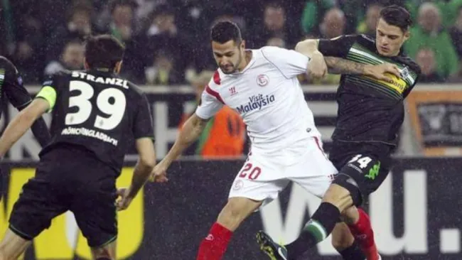 Vitolo enfrentando al Monchengladbach en la Europa League