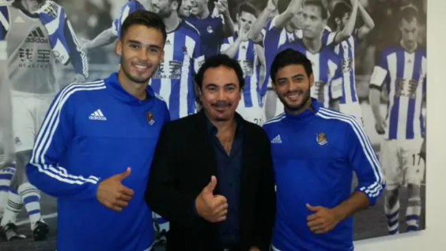 Diego Reyes y Carlos Vela con Hugo Sánchez en las instalaciones de la Real