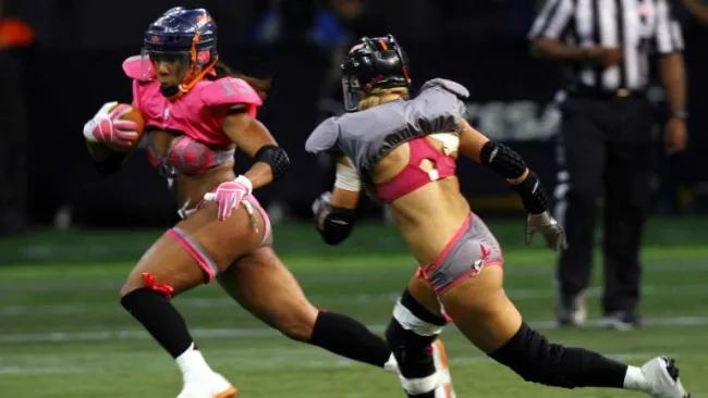 Jugadoras en un partido de Lingerie Fooball League