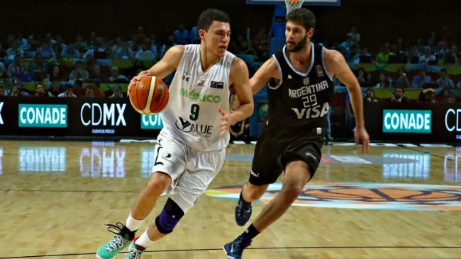 Francisco Cruz y Patricio Garino pelean un balón