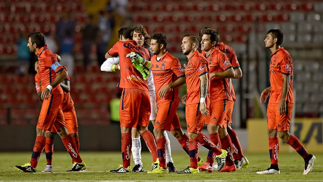 Los jugadores de Morelia festejan la victoria contra Gallos