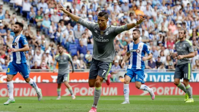 Cristiano celebra uno de sus goles al Espanyol