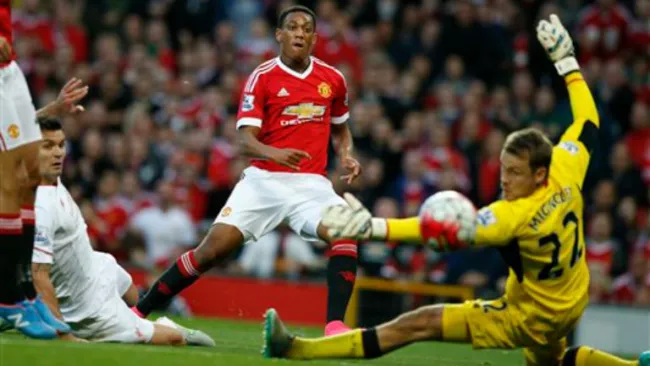 Anthony Martial haciendo la tercera anotación del partido