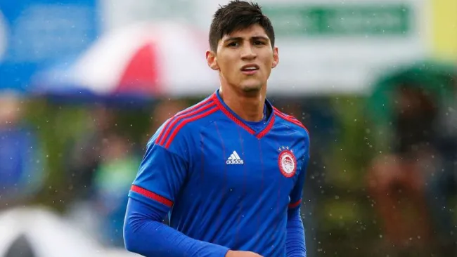 Alan Pulido, con la playera del Olympiacos
