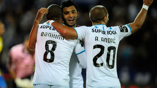 Tecatito celebra uno de sus goles con el Porto