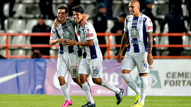 Lozano y Nahuelpán en un partido con el Pachuca