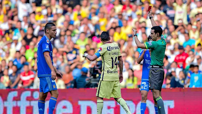 Sambueza, al ser expulsado contra Tigres
