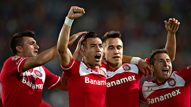 Uribe festeja con sus compañeros tras anotar