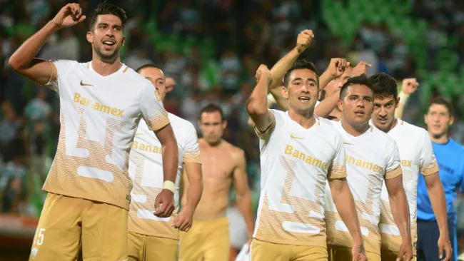 Jugadores de Pumas festejan al vencer a Santos