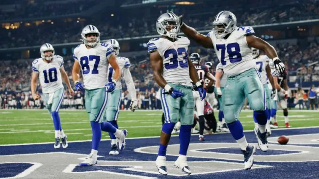 Jugadores de Vaqueros festejan un TD