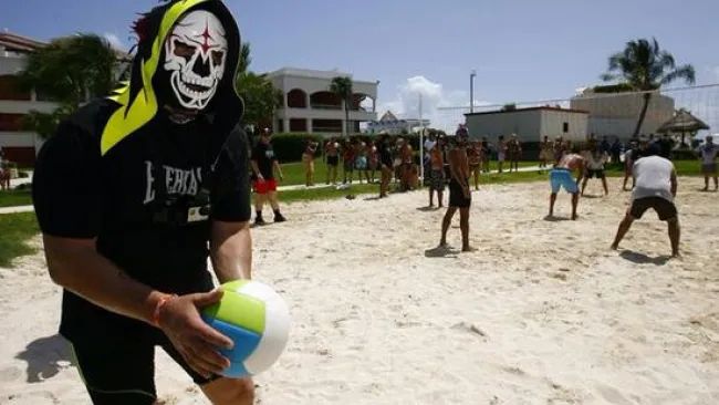 La Parka disfruta de la Playa y del voleibol en la Riviera Maya