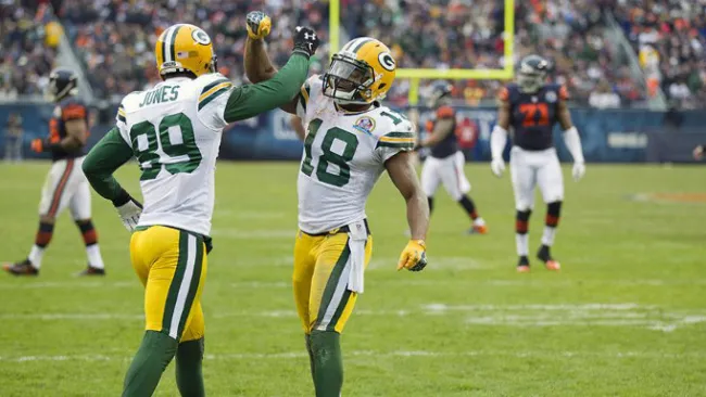 Jones y Cobb festejan un touchdown
