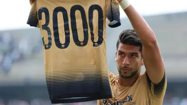 Herrera presume al público la playera con la marca de su hazaña