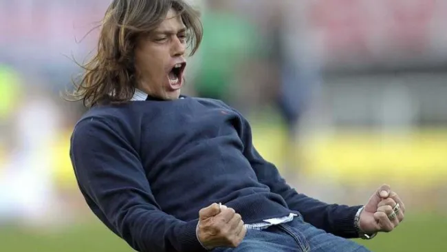 Almeyda festeja un gol con River